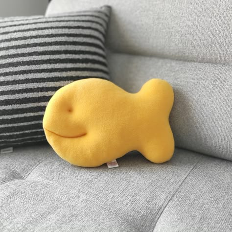 🐠 "Cheesy Fish Cracker Pillow" 🎁 My fish-shaped pillow, carefully crafted from yellow polar fabric, is designed with the following dimensions: Length: 22 cm (8.66 inches) Width: 33 cm (12.99 inches) - You can clean the "Fish Pillow" with a damp cloth according to your preference. Or max. 30oC/86℉. (Hand wash delicate / Delicate machine wash / Cold water / Air dry) - The cover cannot be removed. This adorable pillow is created as an ideal decorative item for living rooms and nurseries. This spe Silly Pillows, Quirky Pillows, Weird Pillows, Goldfish Pillow, Fish Shaped Pillow, Fish Pillows, Cool Pillows, Yellow Room Decor, Fun Pillows