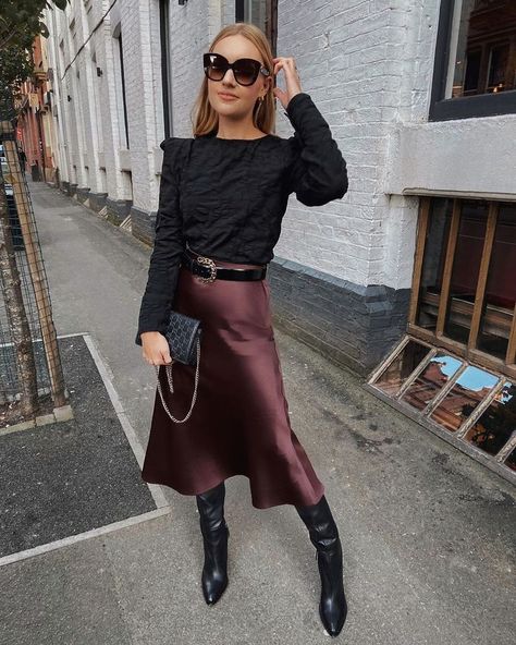 5e76bef6e019b2541ff53db39f407a98 Millennial Style, Satin Skirt Outfit, Millennials Fashion, Skirts With Boots, Fancy Outfits, Cute Skirts, Night Outfits, Skirt Outfits, Classy Outfits