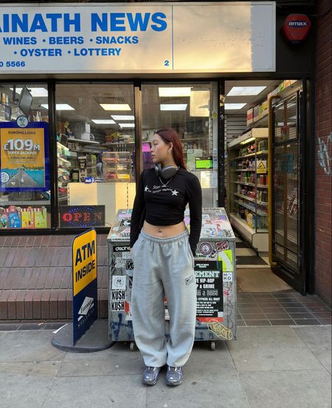 Women Sweatpants Outfits, Nike Sweatpants Outfit, Sweatpants Outfits Winter, Stussy Joggers, Joggers Outfit Women, London Fits, Fem Outfits, Nike Stussy, Hair Aesthetics