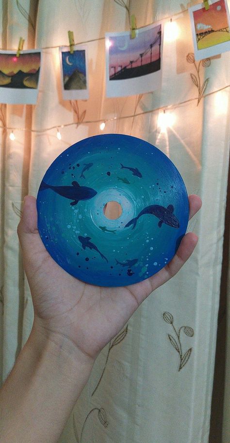 Dvd Art Ideas, Old Cd Crafts Diy, Painted Cds Easy, Dvd Painting Ideas, Disc Painting Ideas, Dvd Pintados, Dvds Pintados, Record Painting Ideas Aesthetic, Cd Painting Ideas Easy