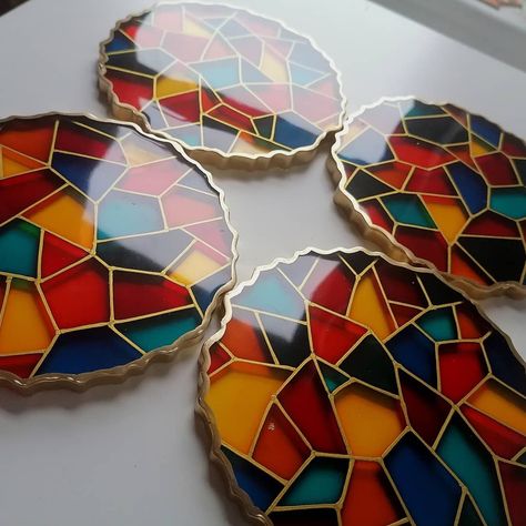 Stained Glass Coasters, Raisin Art, Stained Glass Resin, Resin Videos, Diy Resin Coasters, Resin Mosaic, Geode Coasters, Amazing Resin, Liquid Resin