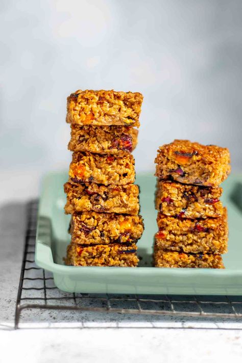 Easy Fruity Flapjacks Recipe Fruity Flapjacks, Flapjacks Recipe, Flapjack Recipe, Ginger Cake, Oat Bars, Golden Syrup, British Food, European Food, Baking Tins