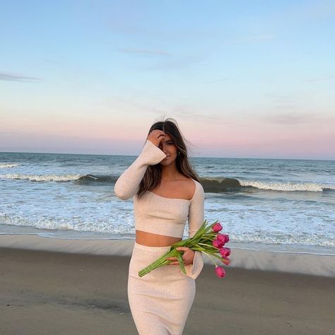 Birthday Beach Outfit Dresses, Beach Cozy Outfit, Beach Birthday Outfit Ideas, Casual Beach Pictures, Bday At The Beach, Beach Picnic Outfit Ideas, Beach Ootd Ideas, Summer Aesthetic Outfit Beach, Picnic Beach Outfit