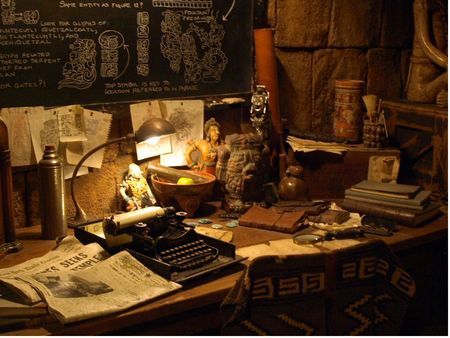 Detail of Dr. Jones' desk, in the queue Indiana Jones Room, Archaeology Aesthetic, Indiana Jones Adventure, Adventure Decor, Tokyo Disneysea, Tokyo Disney Sea, Adventure Aesthetic, Treasure Hunter, Crystal Skull