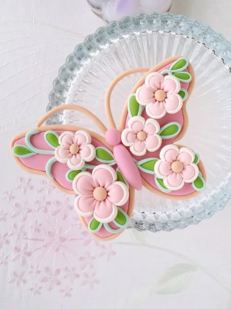 Butterfly Clay Art, Colorful Butterflies Art, Fondant Flower Tutorial, Butterfly Cookies, Clay Christmas Decorations, Foam Clay, Polymer Clay Embroidery, Polymer Clay Kawaii, Polymer Clay Flower Jewelry