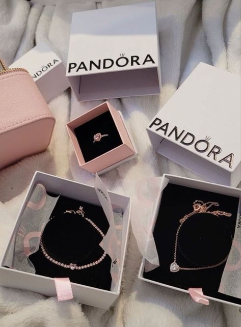 not my photo Pandora Bracelet Charms Ideas, Flipagram Instagram, Luxury Lifestyle Dreams, Jewelry Accessories Ideas, Pink Girly Things, Pandora Bracelet Charms, Jewelry Lookbook, Birthday Wishlist, Girly Jewelry