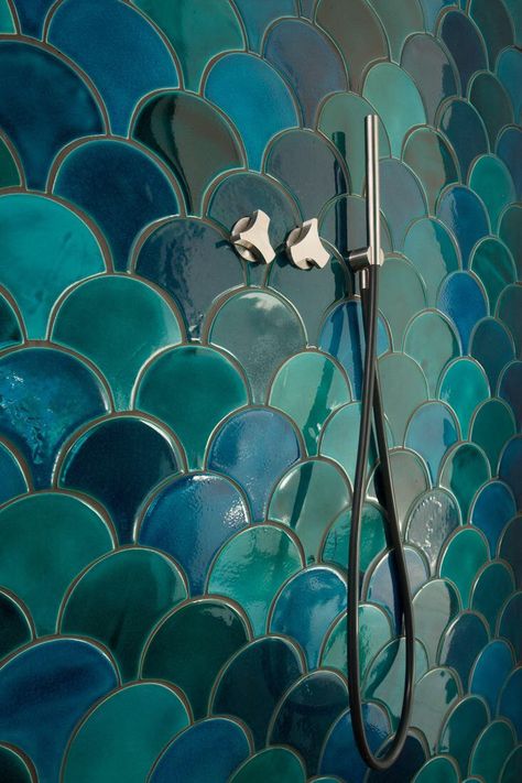 SCALE tile - ceramic tiles - 1 sq meter mix of lighter colour and intensive colour - turquoise crackle/emerald green by ByViolaCeramics on Etsy https://www.etsy.com/listing/522527555/scale-tile-ceramic-tiles-1-sq-meter-mix Bathroom Tiles Colourful, Turquoise Bathroom Ideas, Emerald Green Tiles, Blue Tiled Bathroom, Fish Scale Tile Bathroom, Mosaic Tiles Bathroom, Emerald Green Bathroom, Green Ceramic Tile, Fish Scale Tiles