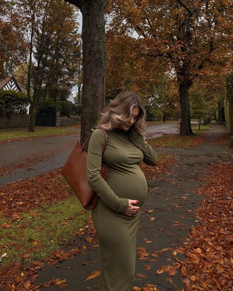 Pregnacy Fashion, Pregnancy Fashion Fall, Fall Maternity Outfits, Pregnancy Belly Photos, Cute Pregnancy Pictures, Maternity Photo Outfits, Trendy Maternity Outfits, Preggo Fashion, Pretty Pregnant