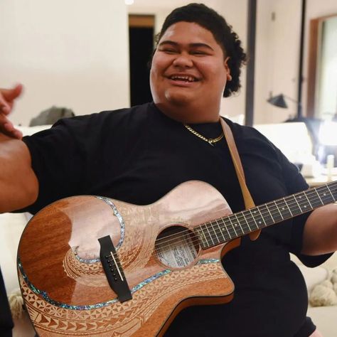 Introduction to American Idol 21 Winner Iam Tongi – Welcome to our comprehensive article on Iam Tongi, a rising music star who gained popularity through his participation in the 21st season of American Idol. In this article, we will delve into Iam Tongi’s background, age, parents, biography, songs, net worth, and career. Let’s explore the ... Read more American Idol Winner, Celebrity Facts, Old Singers, Old Music, American Idol, Original Song, Talent Show, Music Star, Reality Show