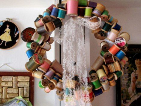 Vintage thread spool wreath  I actually sewed my thread spools on rather than gluing them on.   I used actual vintage thread spools.  These all came from my grandma See how she sewed spools to wreath fabric Spool Wreath, Thread Spool Crafts, Sewing Wreath, Wooden Thread Spools, Wooden Spool Crafts, Spool Ideas, Spools Of Thread, Spool Crafts, Sewing Spaces