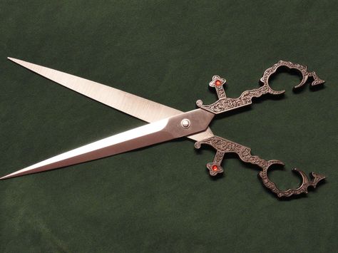 My scissors dagger open Open Scissors, Angel Soldier, American Mcgee’s Alice, Scissors Design, Pretty Knives, Fantasy Props, Cool Swords, Cool Knives, Girl Inspiration