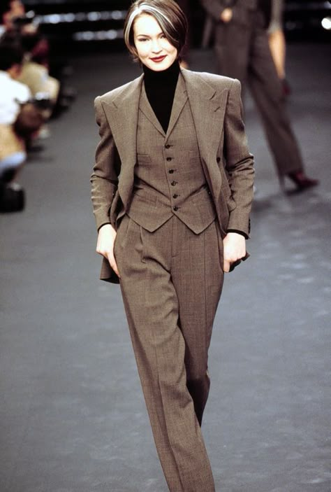 #RalphLauren #Fall1995RTW #Runway #Fashionrunway 90s Women Suit, Old Money High Fashion, Ralph Lauren 90s Runway, 90s Suits Women, Ralph Lauren 1995, 80s Office Fashion, Winter Outfits 90s, 80s Powersuit, 90s Office Fashion