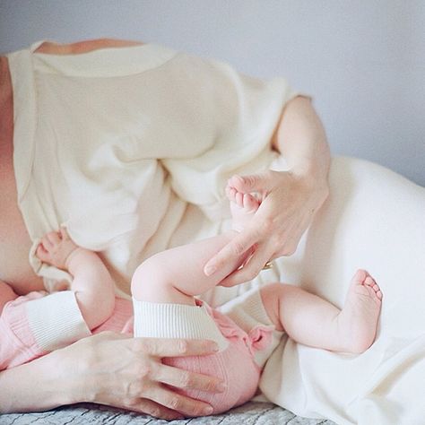 Elizabeth Messina, Nurse Inspiration, Newborn Fashion, Happy Children, Posing Inspiration, Natalia Vodianova, Baby Inspiration, Newborn Lifestyle, Lifestyle Newborn