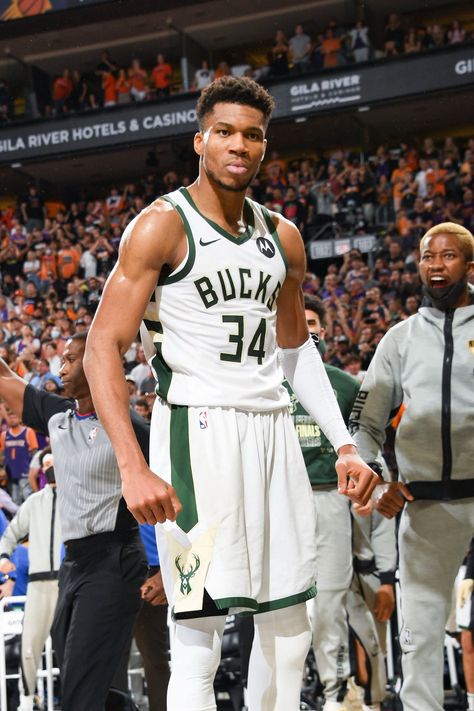 Giannis Antetokounmpo Flexing, Gianis Antetokumpo Wallpaper, Basketball Notes, Giannis Nba, Increase Blood Flow, Basketball Highlights, Giannis Antetokounmpo, Jordan Shoes Retro, Nba Pictures