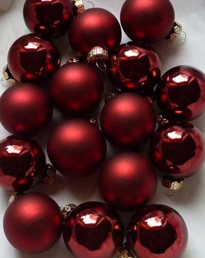 Burgandy Christmas Tree Ideas, Maroon Christmas, Color Tinto, Christmas Burgundy, Moody Christmas, Red Christmas Ornaments, Pink Tree, December Wedding, Cottage Christmas