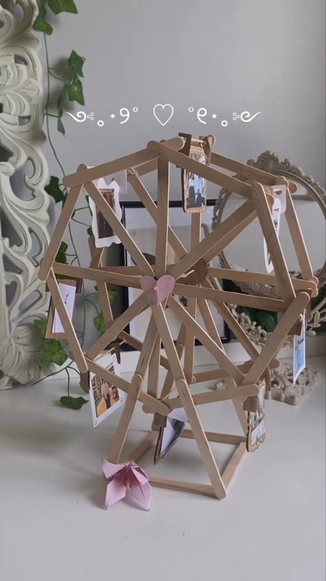 Quinns Arte, Diy Ferris Wheel, Photo Wheel, Hadiah Diy, Kitchen Design Layout, Desain Quilling, Instruções Origami, Pinterest Diy Crafts, Outdoor Kitchen Design Layout