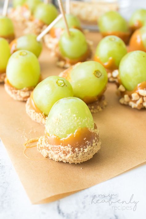 Caramel Grapes Recipe Caramel Covered Grapes, Carmel Grape Bites, Caramel Grapes Recipes, Carmel Covered Grapes, Carmel Apple Candy Grapes, Grapes Dipped In Caramel, Grapes With Caramel, Caramel Grapes, Caramel Apple Grapes