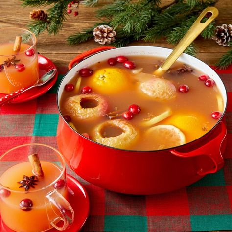 wassail recipe Thanksgiving Beverages, Spiced Cider Recipe, Wassail Recipe, Christmas Drinks Recipes, Christmas Drinks Alcohol, Cranberry Juice Cocktail, Roasted Apples, Thanksgiving Drinks, Cider Making