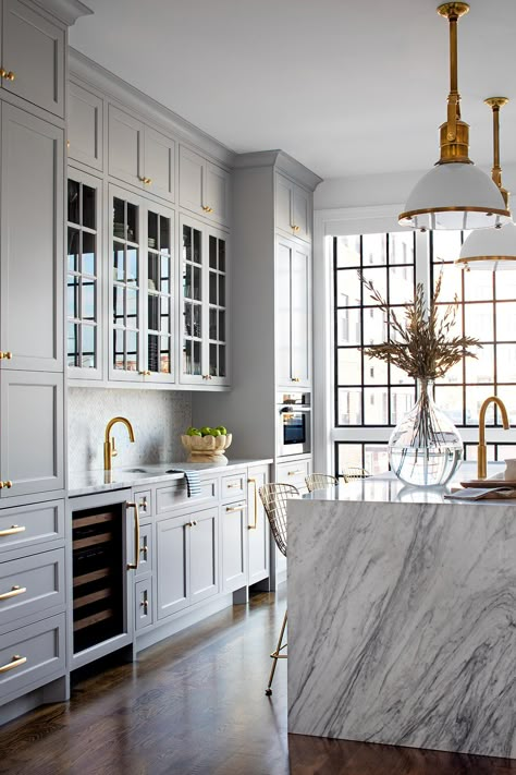 Gold Kitchen Hardware, White Marble Kitchen, Grey Kitchen Designs, Hidden Kitchen, Grey Kitchen Cabinets, Grey Kitchens, Kitchen Inspiration Design, Kitchen Marble, Kitchen Trends