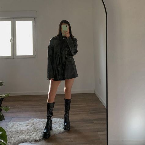 APRINA — Clothes & Shoes on Instagram: "Te gusta la moda y siempre buscas lo que está en tendencia? Entonces de seguro estás buscando estas botas estilo bratz que están siendo furor💥 Te solucionamos la vida y te traemos las botas más cancheras y lo último en tendencia Lo mejor de todo? Lo comodas que son, al tener plataforma delantera y la base ser ancha, no son incómodas por su altura Parecen estar diseñadas para usarse casi todo el día Podes aprovechar hasta el lunes en comprarlas con des Bratz Boots Outfit, Estilo Bratz, Bratz Boots, Outfit Botas, Naked Wolfe, Vegan Shoes, Boots Outfit, Tshirt Dress, Sweater Dress