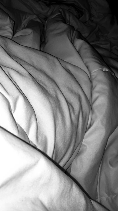 B & W Gud Night Snap, Snapchat Picture Night Bed, Laying In Bed Snap, Bed Snapchat, Bed Snap, Good Night Snap, Chilling In Bed, Bed Selfie, Bed Night