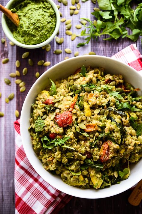 Pesto Farro Salad with Roasted Summer Vegetables Pesto Farro, Roasted Summer Vegetables, Spring Veggies, Vegan Summer Recipes, Summer Vegetables, Farro Salad, Vegan Pesto, Veggie Food, Fast Dinners