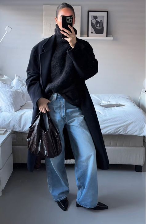 Outfit Ideas With Coat, Matilda Djerf Winter Style, Denmark Winter Outfits, Evening Winter Outfits, Scandinavian Outfit Winter, Black Trench Outfit, Scandinavian Capsule Wardrobe, Blue Jeans Outfit Winter, Scandinavian Fashion Women