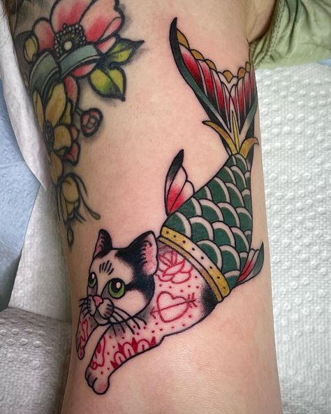 Cat | cat tattoo | tattoo aesthetic | traditional tattoo | green | catfish | fall outfits | october | gomiminal | zara | pinterestinspo | women | womentattoos | Back Of Arm Tattoo Neotraditional, Purrmaid Tattoo, Mercat Tattoo, Color Fish Tattoo, Tradional Tattoo Women, Cat Mermaid Tattoo, Cat Tattoo Traditional, Cat Traditional Tattoo, American Traditional Cat Tattoo