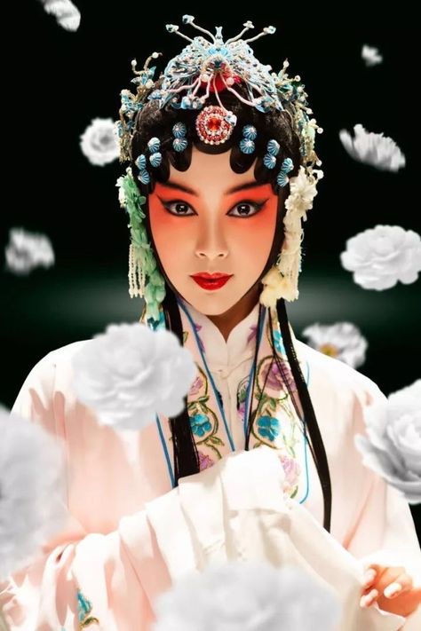 Chinese Culture Art, Chinese Opera Mask, Opera Mask, Human Photography, Beijing Opera, Chinese Opera, Chinese Art Painting, Japan Girl, Asian Makeup