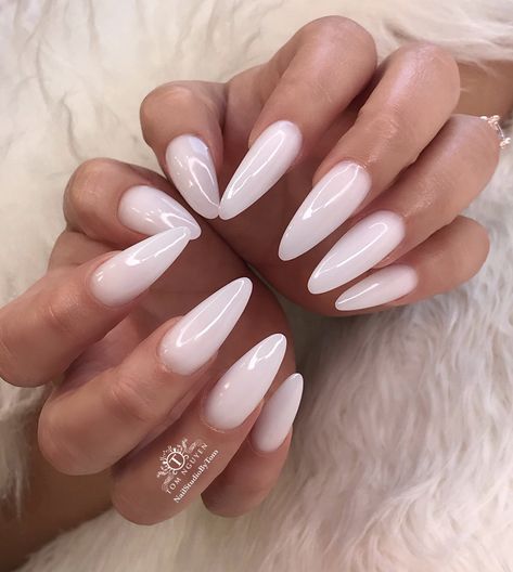 Almond Shaped Nails Designs, White Almond Nails, Acrylic Nails Almond Shape, Unghie Sfumate, Kutek Disney, Milky Nails, Bunny Nails, White Acrylic Nails, Almond Shape Nails