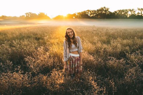 early morning is worth it. Look at the mist/fog Morning Photoshoot Outdoor, Early Morning Photoshoot, Fog Photoshoot Ideas, Foggy Morning Photoshoot, Misty Morning Photography, Morning Photoshoot, Foggy Spring Morning, Fog Photography, Foggy Sunrise