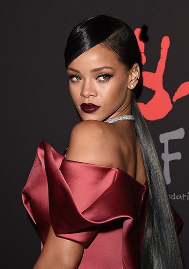 3 steps to rock wine lips like Rihanna. To view more, visit Rihanna Vogue, Pro Makeup Tips, Wine Lips, Chestnut Brown Hair, Rihanna Hairstyles, Australia Style, Rihanna Outfits, Blonde Roots, Makeup Lessons