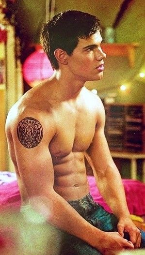 Jacob in New Moon Taylor Lautner Shirtless, Taylor Jacobs, Jacob Black Twilight, Twilight Jacob, Twilight Wolf, Twilight Saga New Moon, Team Jacob, Twilight Photos, Twilight Pictures