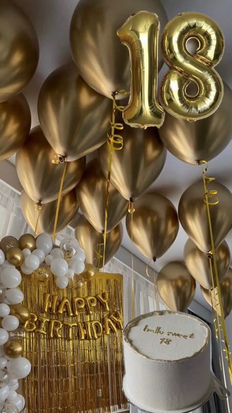 Golden Birthday Gifts, 18th Party Ideas, Gold Theme Party, Champagne Birthday, 21st Bday Ideas, 20th Birthday Party, 18th Bday, Simple Birthday Decorations, 21st Birthday Decorations