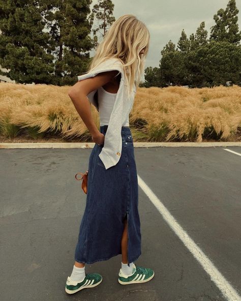 Halley Elefante on Instagram: “I, for one, am thrilled about the denim maxi skirt comeback.” Salty Blonde Style, Long Denim Skirt Outfit, Rome Outfits, Skirt Outfit Summer, Salty Blonde, Denim Skirt Outfits, Denim Maxi, Denim Maxi Skirt, Denim Midi Skirt