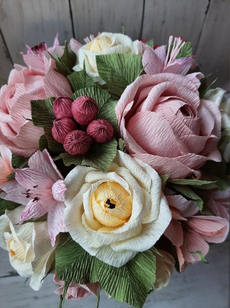 Crepe Paper Flowers Bouquet, Crepe Paper Bouquet, Crepe Paper Flower Bouquet, Card Making Flowers, Crepe Paper Crafts, Paper Flowers Diy Easy, Paper Flower Arrangements, Paper Flower Patterns, Fleurs Diy