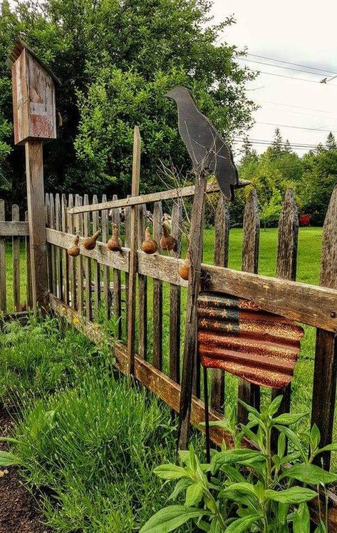 Love this... Primitive Garden Ideas, Gard Modern, Rustic Garden Fence, Rustic Fence, Garden Junk, Meteor Garden 2018, Front Yard Fence, Modern Fence, Fence Ideas