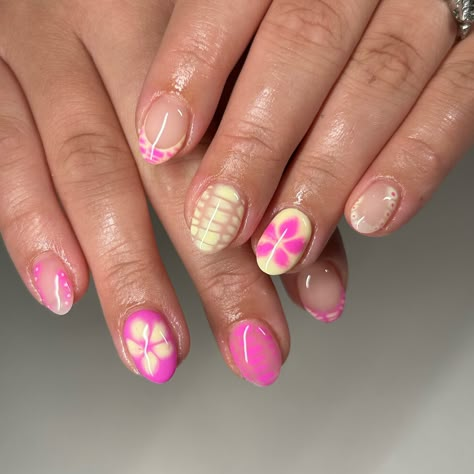 The blooming gel flowers are SO cute!!! Are you kidding? #luminary #luminarynailsystems #planails #nailtech #nynails #nailart #bloominggel #bloominggelnailart #summernails In Trend Nails, Nail Beach Ideas, Gel X Blooming Gel, Beetles Blooming Gel, Blooming Gel Acrylic Nails, Blooming Gel Nail Art Flower, Cute Blooming Gel Nails, Nails Gel X Ideas, Blooming Polish Nail Art