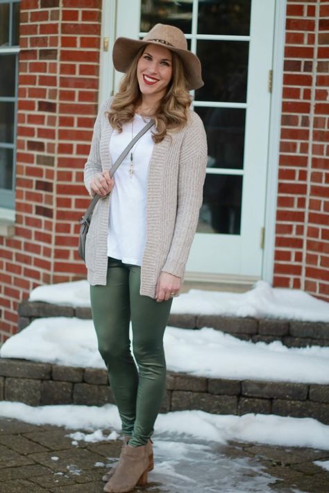 Khaki Leggings Outfit Winter, What To Wear With Olive Green Leggings, Olive Leggings Outfit Fall, Dark Green Leggings Outfit Winter, Green Jegging Outfit, Green Leggings Outfit Fall, Green Legging Outfits, Grey Cardigan Outfit Winter, Army Green Leggings Outfit