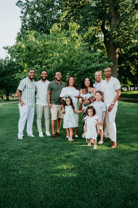 Family Photo Green Color Schemes, Green Family Photo Outfits, Family Photo Outfits Green, Green Family Picture Outfits, Generational Photoshoot, Green Family Photos, Picture Color Schemes, Photo Outfit Ideas Family, 2023 Pic