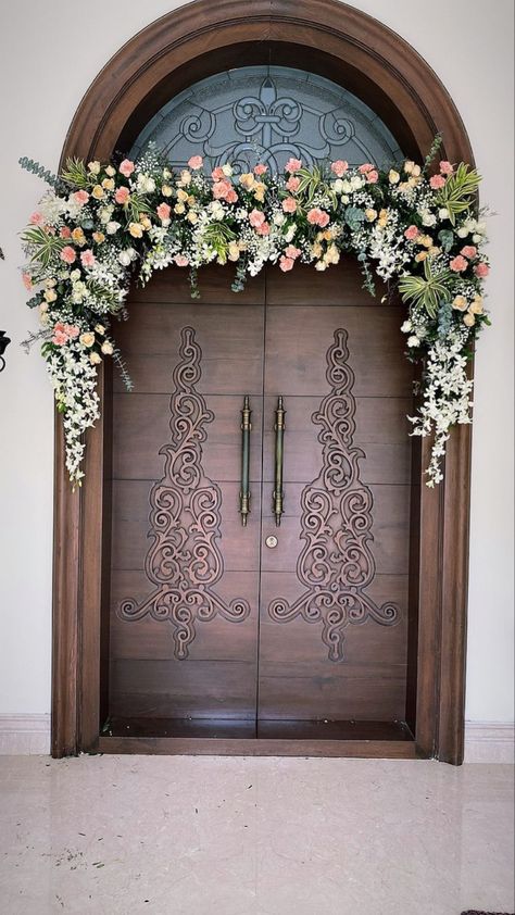 Door Flower Decoration Wedding, Door Decorations Wedding Entrance Flower, Hall Flower Decoration, Flower Decor Entrance, Engagement Door Decorations, Indian Home Engagement Decor, Home Gate Decorations Wedding, Entrance Door Design Wedding, Main Gate Flower Decoration