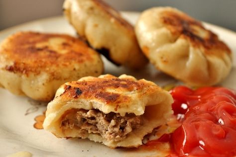 Cheeseburger Dumplings, Asian Dumplings, Creative Cooking, Fun Dinners, Caramelized Onions, A Typical, Classic American, Dish Recipes, Main Dish Recipes