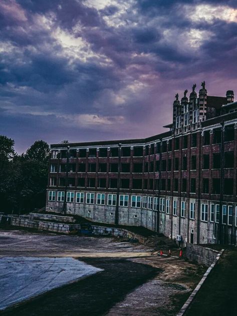 Waverly Hills, Waverly Hills Sanatorium, Paranormal Aesthetic, Abandoned Asylums, Creepy Houses, Abandoned Hospital, Casper The Friendly Ghost, Most Haunted Places, Ghost Tour