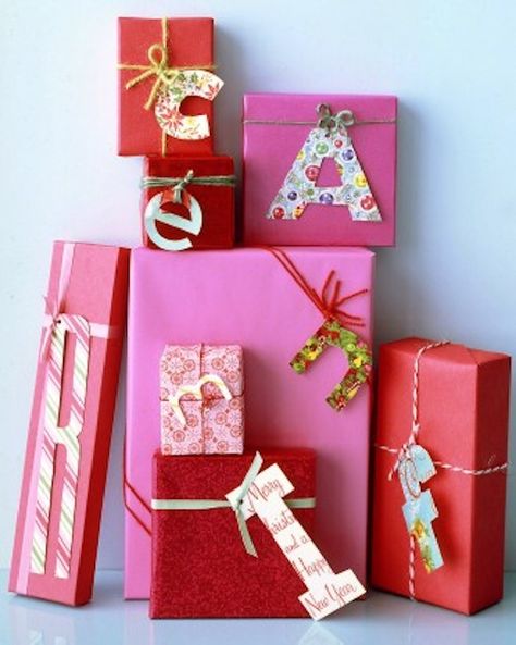 10 Last Minute Christmas Present Gift Wrap // DIY monograms made out of paper scraps Recycle Christmas Cards, Martha Stewart Christmas, Monogram Gift Tags, Card Displays, Wrapped Presents, Easy Holidays Crafts, Creative Gift Wrapping, Christmas Card Crafts, Gift Toppers