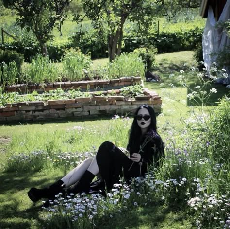 Goth Aesthetic Pictures, Romantic Goth Aesthetic, Goth Girl Summer, Goth Photography, Gothic Photography, Summer Goth, Vampire Goth, Goth Look, Senior Photo Ideas