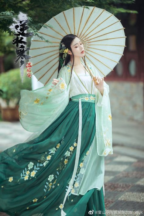 Green Hanfu, Chinese Kimono, Chinese Fancy Dress, Traditional Asian Dress, Hanfu Girl, Chinese Traditional Dress, Chinese Style Dress, Traditional Chinese Dress, Chinese Art Girl