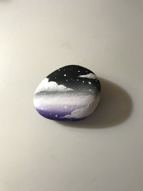 Posca Rock Art, Small Painted Rocks Ideas, Small Stone Painting, Small Rock Painting Ideas, Stone Paintings, Ombre Paint, Cartoon Art Drawing, Clouds And Stars, Diy Rock Art