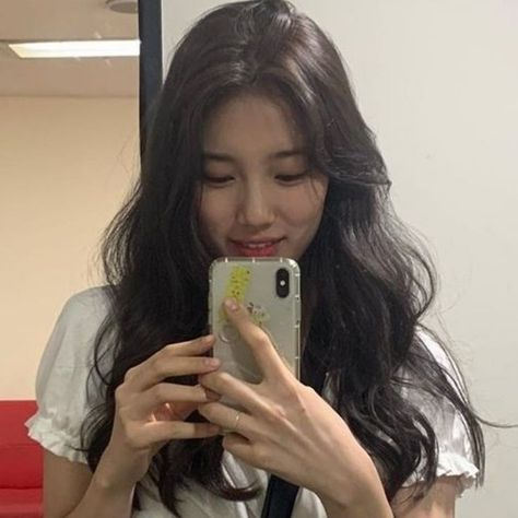 Bae Suzy Selfie, Pfp Korean, Selfie Mirror, Beauty Goals, Bae Suzy, Korean Actresses, Icon Pfp, 가을 패션, Korean Actress