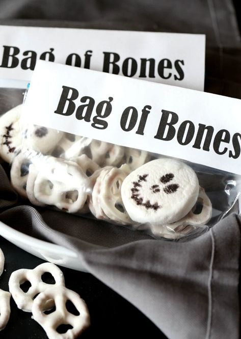 Bag Of Bones Adorable and EASY Halloween Snack Mix is the perfect treat for your kids to hand out to their friends at Halloween. Simple to put together and ADORABLE! #cookiesandcups #halloween #easy #schooltreat #schoolparty #classparty #halloweenparty #snackmix Halloween Potluck Recipes, Bad Two The Bone, Halloween Punch Recipes, Bag Of Bones, Halloween Snack Mix, Halloween Candy Bar, Easy Halloween Snacks, Laundry Makeover, Thanksgiving Crafts Diy