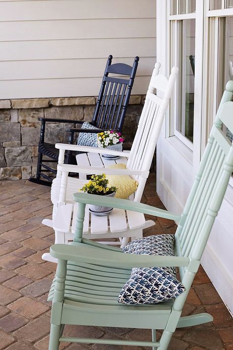 front porch Front Porch Chairs, Rocking Chair Porch, Porch Chairs, Porch Rocker, House Of Turquoise, Farmhouse Porch, Rocking Chairs, Chair Decorations, Porch Ideas